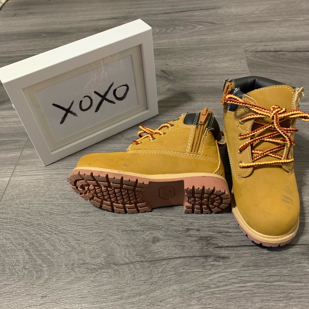 Boys shoes size 10 - Picture 2 of 2